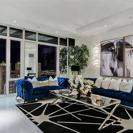Exquisite High-Rise Condo With Panoramic View